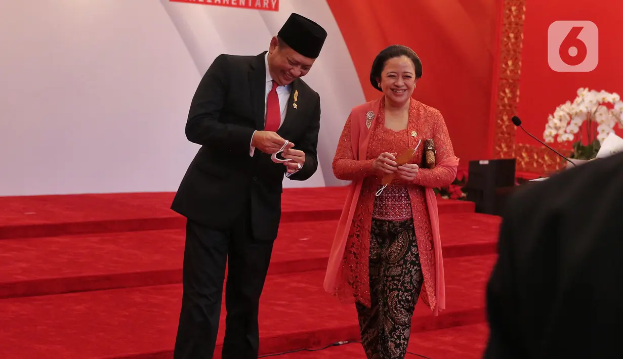 Ketua MPR RI Bambang Soesatyo bersama Ketua DPR RI Puan Maharani memberikan keterangan kepada awak media seusai Pidato Kenegaraan Presiden di Gedung Nusantara, Jakarta, Selasa (16/8/2022). Pidato Presiden Jokowi tersebut disampaikan dalam Sidang Tahunan MPR RI, Sidang Bersama DPR RI dan DPD RI, serta Sidang Paripurna DPR RI tentang Rancangan Anggaran Pendapatan dan Belanja Negara (RAPBN) Tahun 2023. (Liputan6.com/Angga Yuniar)
