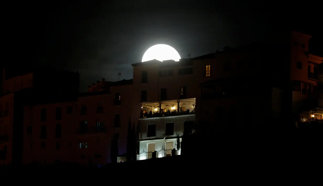 Supermoon yang muncul diatas sebuah penginapan Ronda, Spanyol, Senin (17/10). Supermoon merupakan fenomena di kala bulan terlihat bulat secara penuh dengan kondisi lebih besar dan paling terang dari biasanya. (Reuters/Jon Nazca)