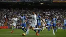 Aksi Cristiano Ronaldo saat melakukan tembakan ke gawang Malaga pada lanjutan La Liga Santander di Santiago Bernabeu stadium, Madrid, (25/11/2017). Madrid menang 3-2. (AP/Francisco Seco)