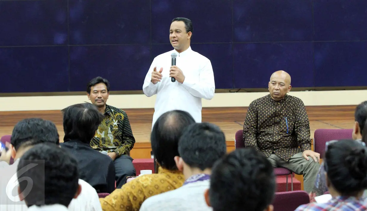 Mendikbud Anies Baswedan saat launching kegiatan Belajar Bersama Maestro (BBM), Jakarta, Jumat (12/6/2015).  Program ini dalam rangka pelestarian dan revitalisasi kebudayaan yang melibatkan 10 maestro Indonesia. (Lipuran6.com/Helmi Afandi)