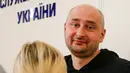 Wartawan terkemuka Rusia, Arkady Babchenko menghadiri konferensi pers di Dinas Keamanan Ukraina, Rabu (30/5). Babchenko yang mantan tentara dalam perang Chechnya ini, dikenal sebagai salah satu jurnalis perang Rusia paling terkenal. (AP/Efrem Lukatsky)