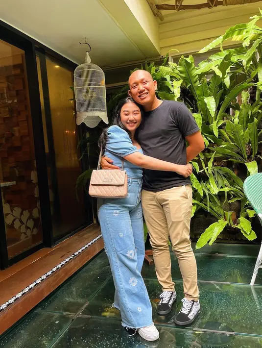 Setiap kali berpose, Oki Rengga dan Anggi Rantika tak pernah melepaskan diri dari kemesraan. Dalam unggahan di media sosial Anggi, berpelukan hampir selalu menjadi pilihannya saat difoto bersama suami. (Instagram @anggirantikaa) - 2