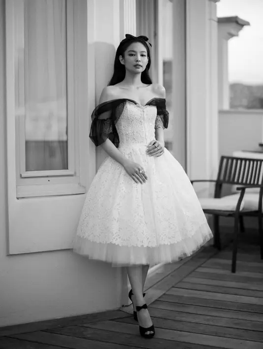 Di antara ketiga outfit Jennie di Cannes, mana yang jadi favoritmu, Sahabat Fimela? [Foto: Twitter/NEWSJENNIE].