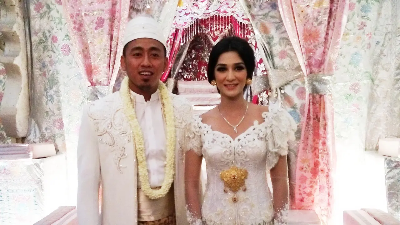 Jarang Terekspos, Ini Potret Mesra Fanny Ghassani dan Suami
