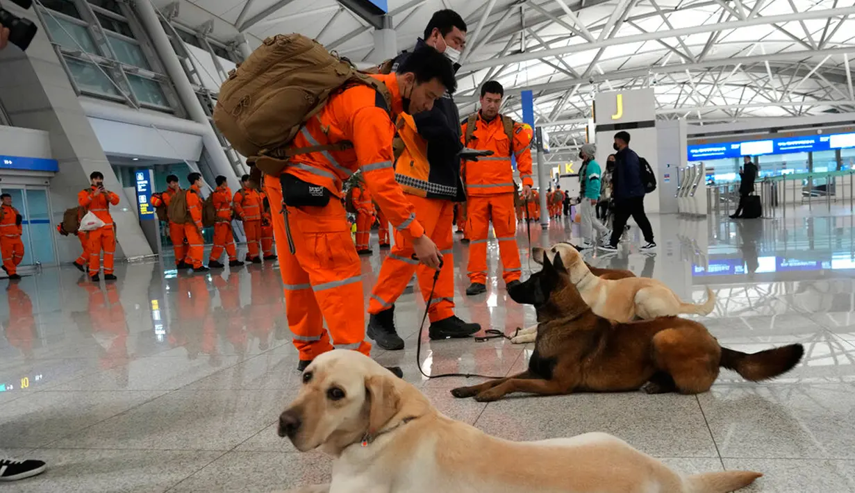 Anggota tim penyelamat Korea Selatan tiba untuk naik pesawat berangkat ke Turki yang dilanda gempa di Bandara Internasional Incheon, Incheon, Korea Selatan, 7 Februari 2023. Presiden Korea Selatan Yoon Suk-yeol menyebut Turki merupakan "bangsa saudara" yang pernah mengirim pasukan untuk membantu Korea Selatan dalam Perang Korea pada 1950-1953 silam. (AP Photo/Ahn Young-joon)
