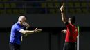 Pelatih PSIS Semarang, Dragan Djukanovic, mendapat kartu merah pada laga melawan Barito Putera di Piala Menpora 2021 di Stadion Manahan, Solo, Minggu (21/03/2021).(Bola.com/M Iqbal Ichsan)