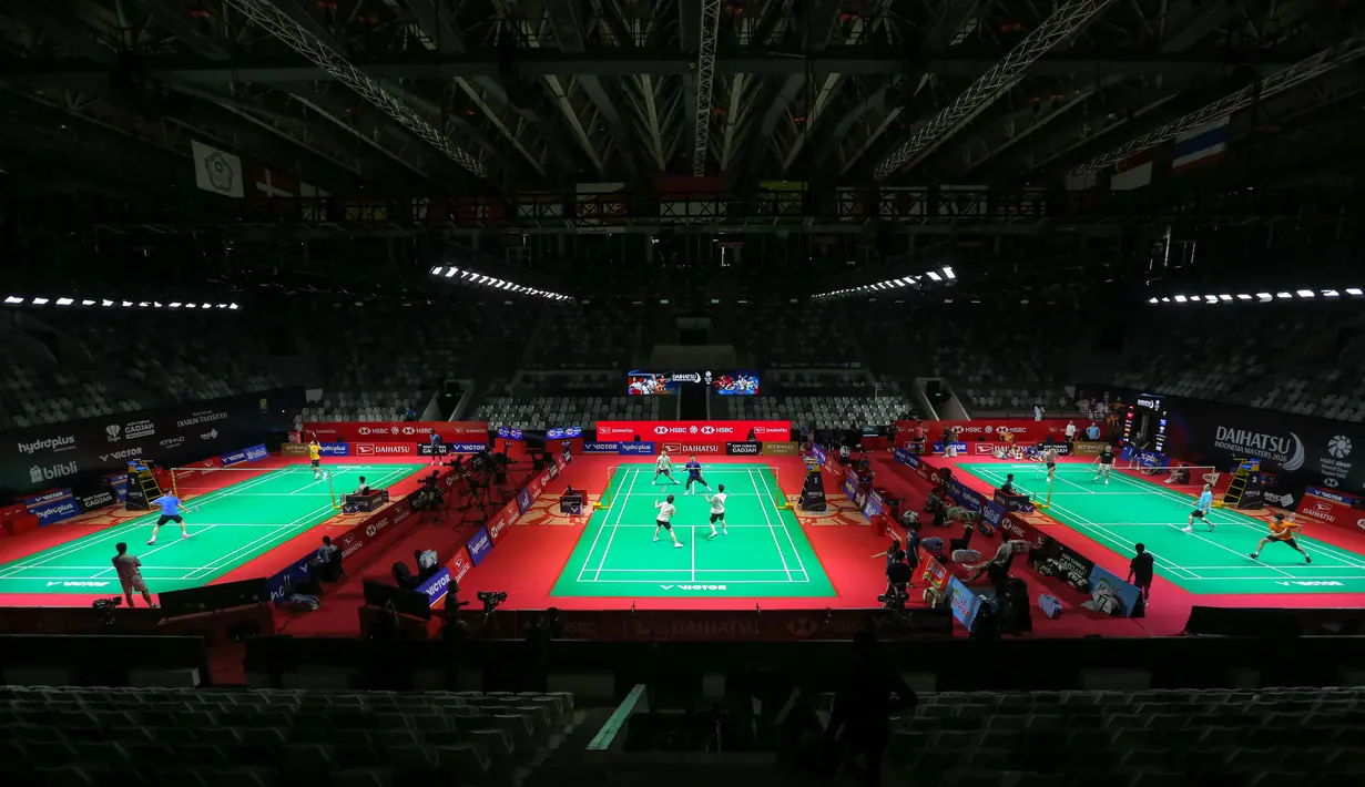 Nama-nama besar seperti Chen Yu Fei (China) serta pasangan asal Malaysia Aaron Chia/Soh Wooi Yik juga dipastikan tampil. Tampak dalam foto, pebulu tangkis dari berbagai negara melakukan latihan sekaligus uji lapangan jelang perhelatan Indonesia Masters 2026 di Istora, Kompleks Gelora Bung Karno (GBK), Senayan, Jakarta, Senin (19/1/2026). (Bola.com/Bagaskara Lazuardi)