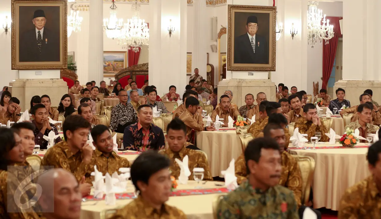 Suasana jamuan makan siang antara Presiden Jokowi dengan Persib Bandung di Istana Negara, Jakarta, Senin (19/10/2015). Undangan tersebut sebagai bentuk apresiasi Jokowi kepada Persib yang telah menjuarai Piala Presiden 2015. (Liputan6.com/Faizal Fanani)