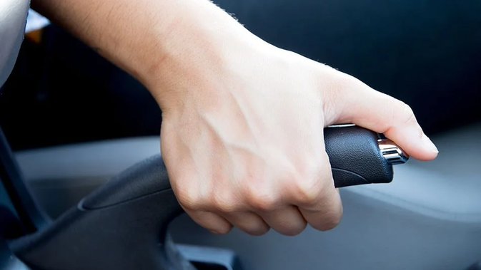 Lindungi Mobil Anda: Stop Kebiasaan Rem Tangan di Lampu Merah