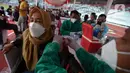 Warga disuntik vaksin COVID-19 gratis di Stadion Gelora Bung Karno (GBK), Jakarta, Sabtu (26/6/2021). Vaksinasi dilakukan secara massal bagi warga ber-KTP DKI Jakarta. (merdeka.com/Imam Buhori)