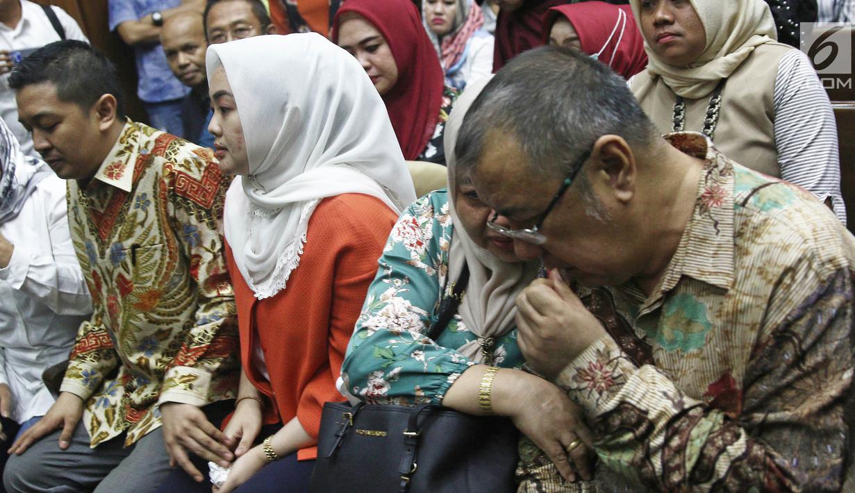 Mantan Wali Kota Kendari Asrun dan anaknya Wali Kota nonaktif Kendari Adriatma Dwi Putra saat menjalani sidang vonis di Pengadilan Tipikor, Jakarta, Rabu (31/10). Asrun dan Adriatma divonis 5 tahun 6 bulan penjara. (Liputan6.com/Herman Zakharia)