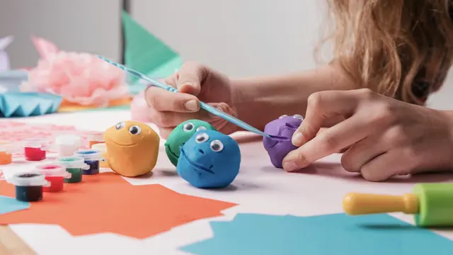 Aktivitas kreatif seperti membuat kerajinan tangan adalah cara yang menyenangkan untuk mempererat hubungan ibu dan anak.