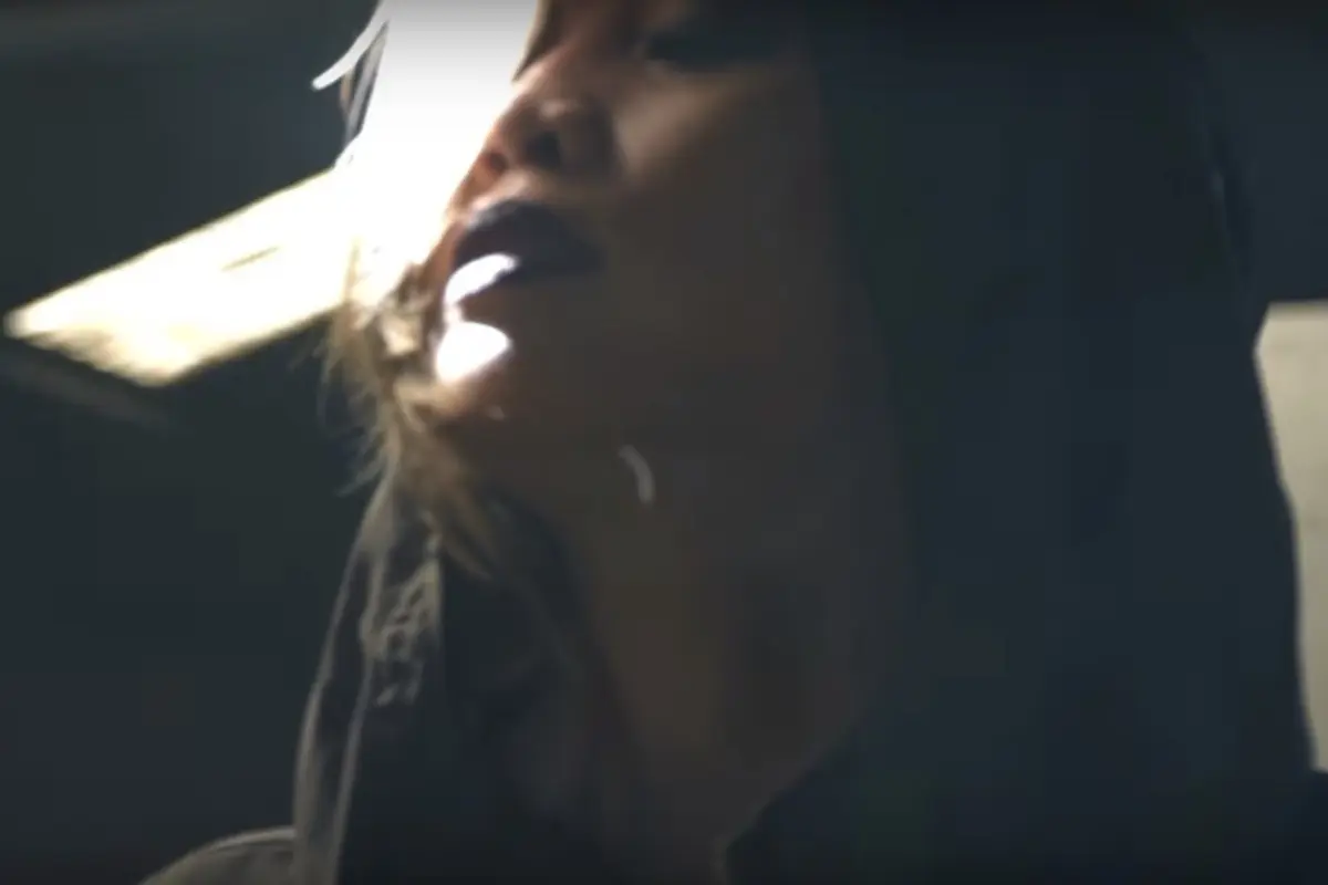 Aksi Awkarin di videoklip BAD