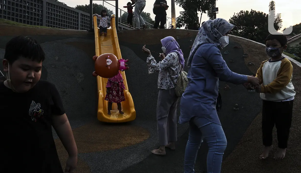 Anak-anak bermain di Taman Sambas Asri, Jakarta, Sabtu (18/6/2022). Menteri Pariwisata dan Ekonomi Kreatif Sandiaga Salahuddin Uno mendeklarasikan Taman Rekreasi Aman, Nyaman, dan Menyenangkan untuk memastikan keamanan dan keselamatan warga maupun wisatawan. (Liputan6.com/Johan Tallo)