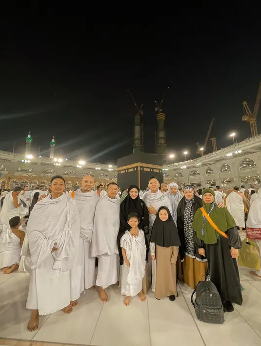 Keluarga Anang Hermansyah, dengan jamaah lainnya berpose dengan latar belakang Ka'bah usai salat subuh. (Foto: Instagram/@arsya.hermansyah)