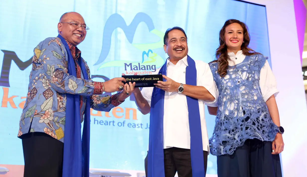 Selain Malang, Nadine Chandrawinata pun juga mengakui bahwa wilayah timur Indonesia juga memiliki nilai eksotisme yang tinggi dalam urusan pariwisatanya. Serta adat dan budayanya yang mempunyai nilai plus tersendiri. (Nurwahyunan/Bintang.com)