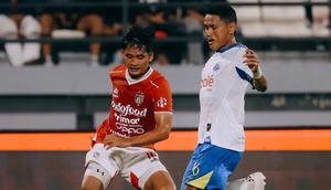 Aksi gelandang Bali United, Kadek Agung saat menghadapi Arema FC dalam laga pekan ke-16 BRI Super League 2025/2026 di Stadion Kapten I Wayan Dipta, Gianyar, Bali, Minggu (4/1/2026) malam WIB. (Dok. Bali United)