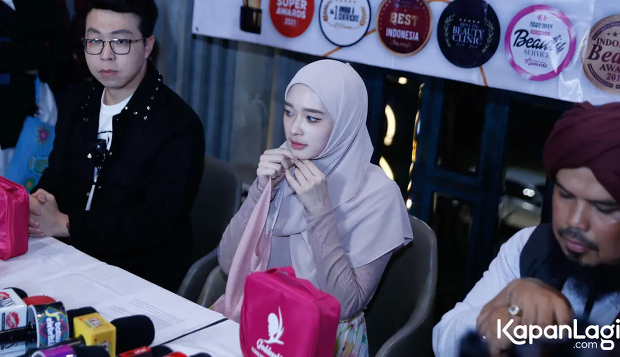 "Waktu itu dia malam-malam ke rumah. Dia nangis peluk aku, 'Kak gimana ini aku harus kerja'. Terus aku bilang 'Boleh kok kalau mau dibuka, kalau harus bekerja untuk cari nafkah'," ucap Antika dalam sesi wawancara berbeda dilansir dari Kapanlagi. [Foto: Bayu Herdianto/KapanLagi.com]