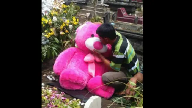 Cerita Sedih Dibalik Pemuda Bawa Boneka Beruang Ke Makam Kekasih