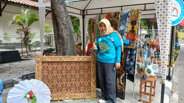 Pelaku kreatif sekaligus Seksi Acara Pameran Mbangun Svarga Rupa Hesti Novera Imelda pamerkan frame lukisan dari kayu bekas dari Omah Kreatif pada Sabtu (8/9/2024)