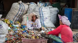 Diketahui sebelumnya, sampah plastik menjadi salah satu persoalan lingkungan yang belum bisa dituntaskan di banyak negara, termasuk Indonesia. (Wahyudi/AFP)