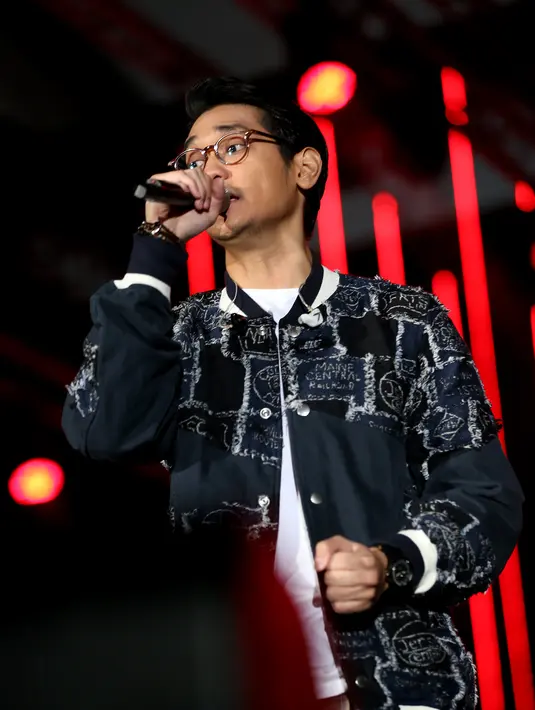 Membuka penampilannya, Afgan menyanyikan 'Water Fall'. Para fans Afgan sontak histeris melihat sang idola melantunkan lagu dengan suara khas yang dimilikinya. (Andy Masela/Bintang.com)