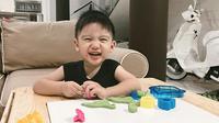 Athar merupakan tipe anak yang aktif dan ceria. Banyak sekali momen Athar yang membuat penggemarnya jadi gemas. [Foto: instagram.com/keeneatharrazka]