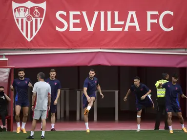 Para pemain Sevilla melakukan pemanasan saat mengikuti sesi latihan tim di stadion Ramon Sanchez Pizjuan di Seville pada 17 Mei 2023. (AFP/Cristina Quicler)