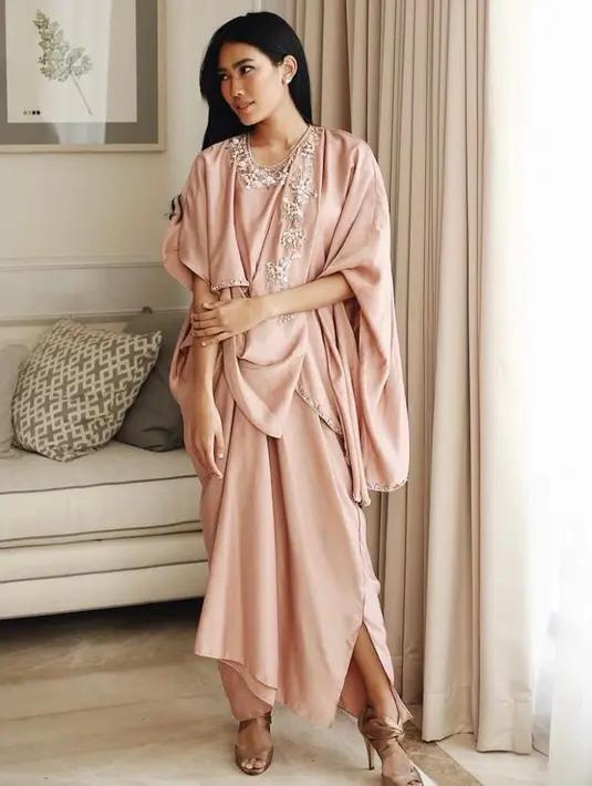 Bisa juga pilih kaftan warna salem yang dihiasi payet di kerah baju. Mewah! (Instagram/avaprologue).