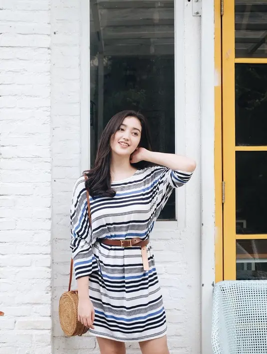 Selain imut, Ranty pun kerap bergaya anggun dan girly. Tubuhnya yang ramping terlihat sedikit berisi dengan dress garis-garis horizontal dan dipadukan dengan belt cokelat. Dan lagi-lagi rambutnya terurai manja. (Instagram/rantymaria)