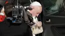 Paus Fransiskus melepas masker setibanya dalam general audience mingguan di halaman San Damaso di Vatikan, Rabu (9/9/2020). Paus Fransiskus untuk pertama kalinya tampil di depan publik mengenakan masker dan langsung melepaskannya begitu menghampiri para peziarah. (AP Photo/Andrew Medichini)