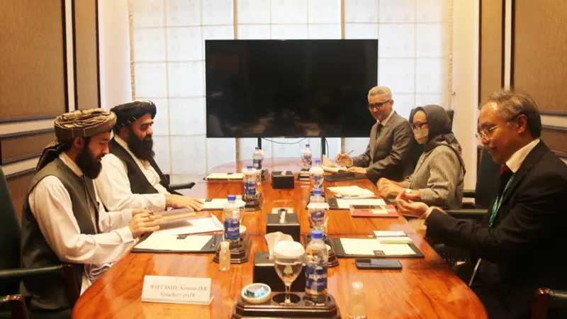 Pertemuan antara Menlu Retno Marsudi dengan Perwakilan Taliban, Mullah Amir Khan Muttaqi.