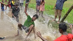 Seorang pria terjatuh saat mengikuti perlombaan selama perayaan Tahun Baru Sinhala dan Tamil di Bandaragama, Kolombo (21/4). Sejumlah perlombaan diadakan saat tahun baru umat Hindu, Sinhala dan Tamil yang jatuh 14 April. (AFP Photo/Lakruwan Wannirachchi)