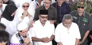 Semenjak sibuk bekarir di dunia politik, Rano Karno tidak tinggal bersama dengan ibunda tercinta. Tetapi, ia mencoba untuk mewujudkan keinginan terakhir sang ibu, yang ingin dimakamkan satu liang lahad dengan almarhum ayah Rano Karno.