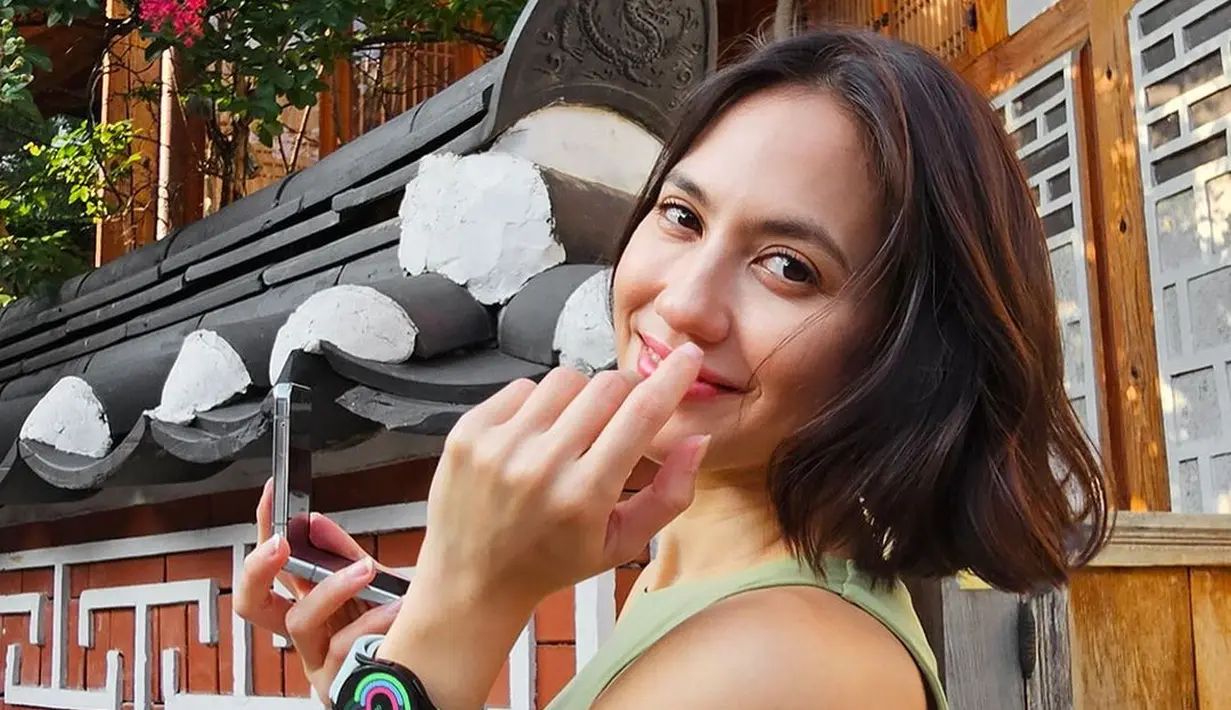 Butuh inspirasi tampil saat jalan-jalan ngabuburit? Pevita Pearce tampil cantik dengan makeup minimalis, hanya sentuhan lipstik glossy bernuansa merah muda yang menyatu sempurna dengan kulitnya. [Foto: Instagram/pevpearce]