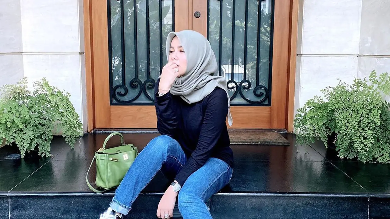 7 Potret Sudut Rumah Olla Ramlan, Bernuansa Klasik Penuh Ornamen Kayu