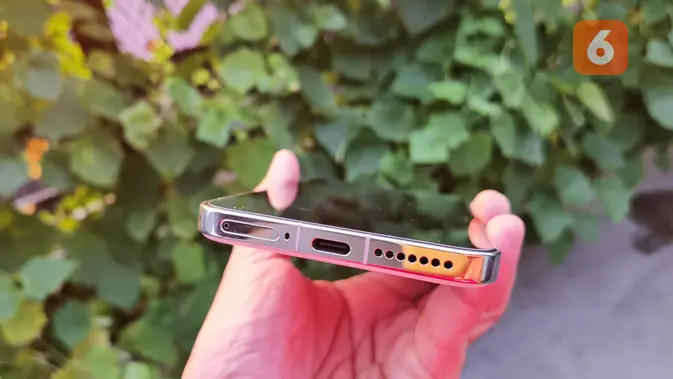 <p>Bagian bawah bodi Xiaomi 14 tertanam port USB C, loudspeaker, dan slot kartu SIM. Ada juga loudpseaker tambahan yang berdampingan dengan earpiece di bagian atas punch hole. /Iskandar</p>