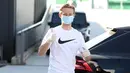 Gelandang Barcelona, Frenkie De Jong, dengan menggunakan masker dan sarung tangan tiba di Pusat Latihan Barcelona, Rabu (7/5/2020). Para pemain melakukan tes Covid-19 sebelum menjalani latihan secara penuh. (AFP/Miguel Ruiz)