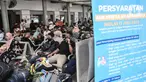Suasana calon penumpang kereta api jarak jauh di Stasiun Pasar Senen, Jakarta Pusat, Minggu (17/7/2022).  Selain itu PT KAI juga menyediakan layanan vaksinasi dosis ketiga atau booster secara gratis di stasiun keberangkatan. (merdeka.com/Iqbal S Nugroho)