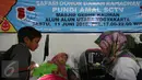 Seorang anak menunggui ibunya saat donor darah di Masjid Kauman,Yogyakarta, (11/6/2016).Safari donor darah ramadan pundi amal SCTV di sambut antusias oleh masyarakat.(Boy Harjanto)