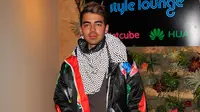 Joe Jonas mengenakan jaket hitam berdesain unik saat menghadiri Kari Feinstein's Style Lounge di Utah, 23 Januari 2016. Jaket itu bergambar semangkuk mie ayam lengkap dengan sayur, sendok dan garpu. (Lily Lawrence/Getty Images untuk Kari Feinstein/AFP)