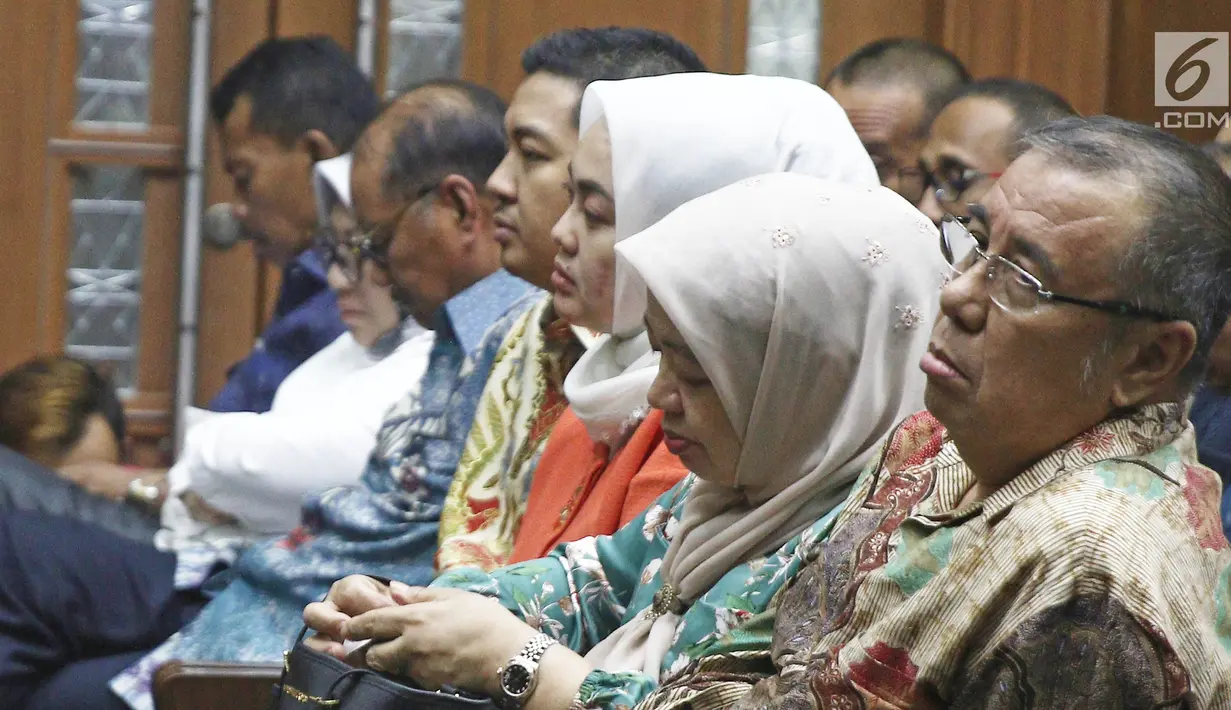 Terdakwa kasus suap pengadaan barang dan jasa di Pemkot Kendari, Asrun bersama anaknya yang juga Wali Kota Kendari nonaktif, Adriatma Dwi Putra saat menjalani sidang vonis di Pengadilan Tipikor, Jakarta, Rabu (31/10). (Liputan6.com/Herman Zakharia)