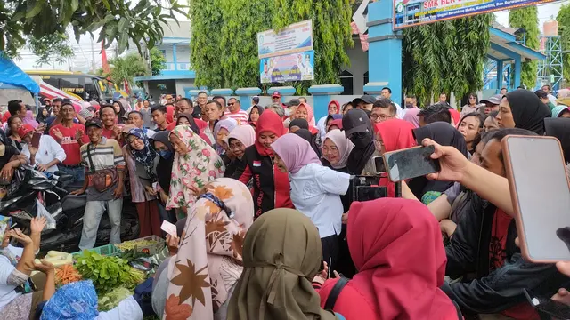 Istri Calon Presiden (Capres) nomor urut tiga Ganjar Pranowo, Siti Atikoh melakukan safari politik di Bandar Lampung, Provinsi Lampung pada Rabu pagi (10/1/2024).