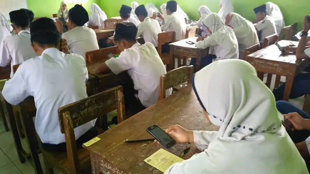 MTs Pakis dan MTs Ma’arif NU 2 Cilongok menjadi MTs pertama di Banyumas yang menggelar ujian semester dengan menggunakan android dan komputer. (Foto: Liputan6.com/Isrodin untuk Muhamad Ridlo)