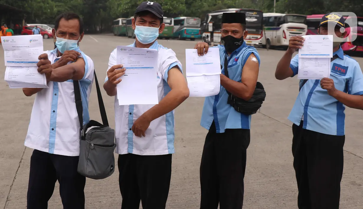 Sejumlah pekerja transportasi memperlihatkan kartu vaksinasi COVID-19 usai divaksin di Terminal Poris Plawad, Cipondoh, Kota Tangerang, Kamis (4/3/2021). Sebanyak 1.000 peserta pekerja transportasi mulai dari sopir angkot, bus, taksi dan ojek yang divaksinasi Covid-19. (Liputan6.com/Angga Yuniar)