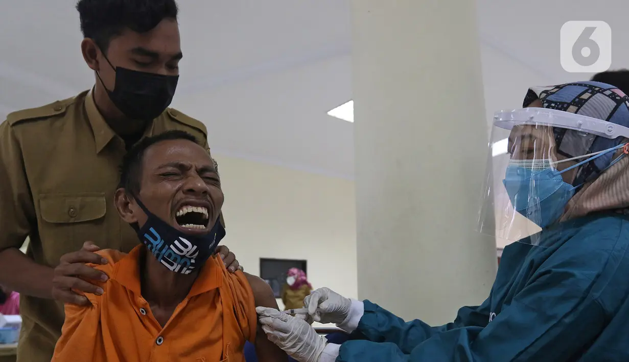 Tenaga kesehatan menyuntikan vaksin Covid-19 AstraZeneca kepada warga binaan sosial di Panti Sosial Bina Insan, Cipayung, Jakarta, Selasa (14/9/2021). Sebanyak 180 warga binaan sosial telah menerima vaksin Covid-19 dosis pertama dan kedua. (Liputan6.com/Herman Zakharia)