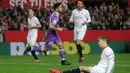 Pemain Sevilla terlihat lemas usai Marcos Asensio menciptakan gol di ajang Piala Copa del Rey, Spanyol, Kamis (12 /1). Hasil seri dengan Sevilla membuat Madrid mencatat 40 laga tanpa kekalahan, rekor tertinggi untuk klub Spanyol(AP Photo)