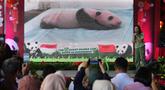 Gambar Satrio Wiratama, yang dijuluki 'Rio', anak panda raksasa pertama yang lahir di Indonesia, ditampilkan di layar selama konferensi pers di Taman Safari Indonesia, Bogor, Jawa Barat, Selasa 6 Januari 2026. Taman Safari Indonesia resmi mengumumkan kelahiran bayi panda raksasa pertama di Indonesia. (AP Photo/Dita Alangkara)