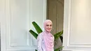 OOTD manis Shireen Sungkar pakai rok. Ia memadukan atasan kemeja bermotif flora bernuansa merah muda dengan hijab polos, dan pleated skirt yang serasi. [Foto: Instagram/shireensungkar]