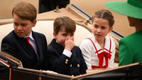 Pangeran George (kiri), Pangeran Louis (tengah), dan Putri Charlotte (kanan) tiba dengan kereta kuda di Parade Pengawal Kuda untuk Parade Ulang Tahun Raja Charles III, Trooping the Colour, di London, Inggris, 17 Juni 2023. (DANIEL LEAL/AFP)